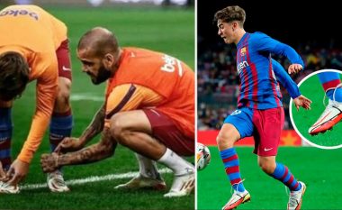 Dani Alves tregoi madhështinë e tij, mësoi talentin Gavi se si t’i lidhë këpucët para El Clasicos