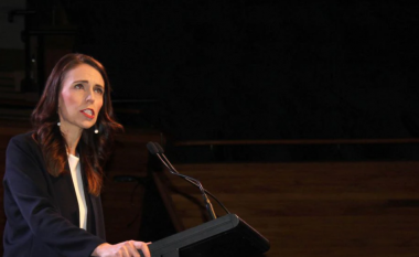 Kryeministrja e Zelandës së Re po vetë-izolohet pas kontaktit me një rast pozitiv