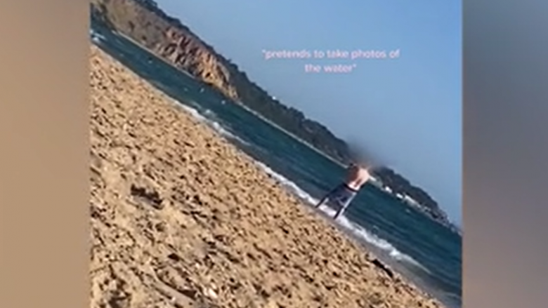 Teksa po bënte banjë dielli në plazh, gruaja në Australi zuri një burrë që po e fotografonte