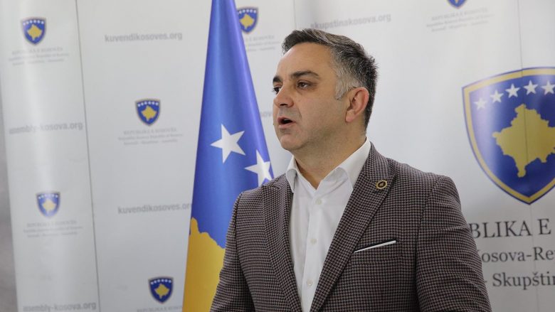 Tahiri për deklaratën e Rakiqit: Asnjë ministër nuk mund ta kërcënojë Kosovën, është në kompetencë të Kurtit nëse do ta mbajë ende në kabinet