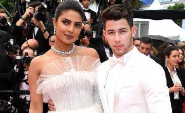 Nick Jonas dhe Priyanka Chopra bëhen prindër për herë të parë përmes një nëne surrogate