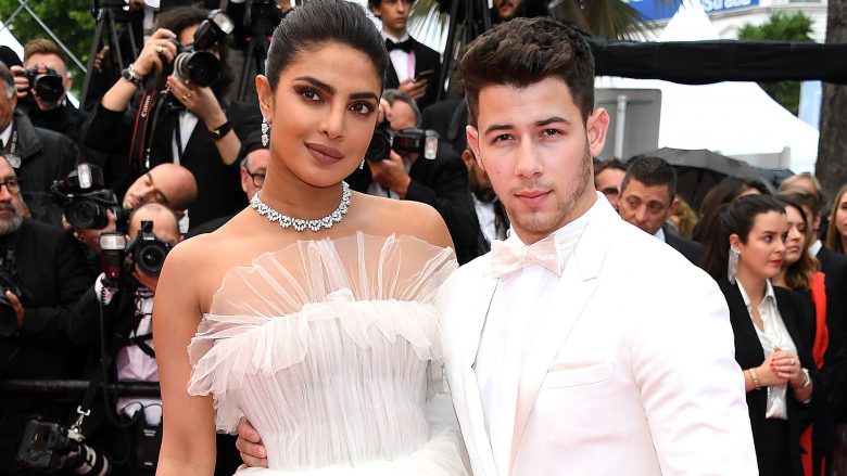 Nick Jonas dhe Priyanka Chopra bëhen prindër për herë të parë përmes një nëne surrogate