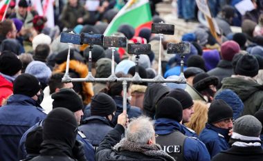 Protestuesit kundër vaksinimit për COVID-19 përplasen me policinë bullgare, përpiqen të sulmojnë ndërtesën e parlamentit