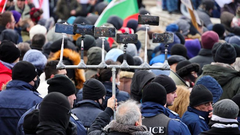 Protestuesit kundër vaksinimit për COVID-19 përplasen me policinë bullgare, përpiqen të sulmojnë ndërtesën e parlamentit