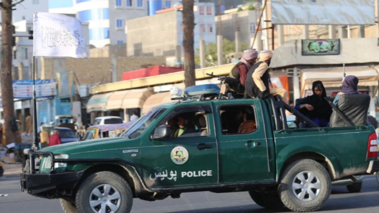 Të paktën shtatë persona të vdekur si rrjedhojë e një shpërthimi me bombë të minibusit në Afganistan