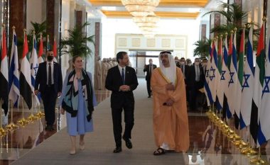 Isaac Herzog zbarkon në Emiratet e Bashkuara Arabe për një vizitë historike presidenciale