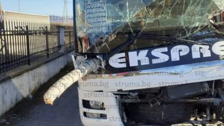 Pamje nga vendi ku autobusi me pasagjerë nga Kosova u aksidentua në Bullgari