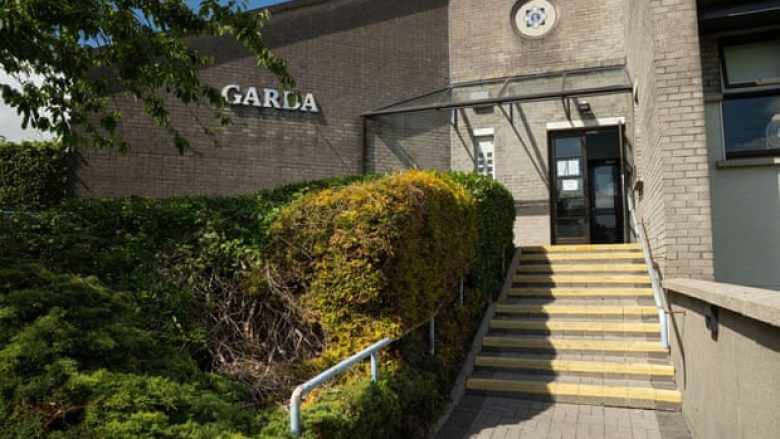 Dy burra bartën kufomën e një burri në një zyrë postare në Irlandë për të marrë pensionin e tij