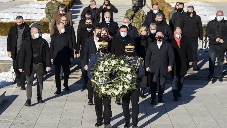 Kurti bën homazhe në Prekaz: Kulla e Jasharëve duhet të mirëmbahet, është margaritar i historisë sonë të lavdishme