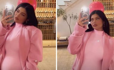 Kylie Jenner shuan thashethemet se ka lindur fëmijën e dytë, ekspozon barkun e rrumbullakosur në veshje rozë