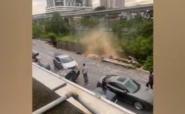 Momenti shokues kur shembet rruga në Malajzi dhe ‘merr me vete’ pesë makina