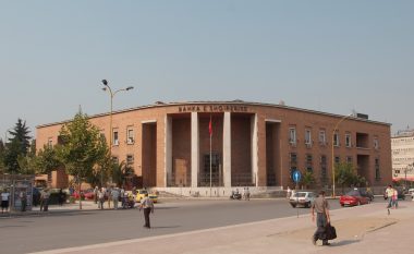 Banka e Shqipërisë: Ekseset e shqiptarëve, çereku i familjeve në borxh me bankën ose me familjen