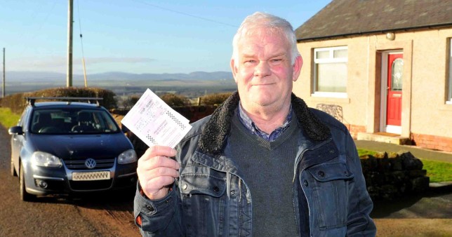 Një burrë në Skoci gjobitet për parkim jashtë shtëpisë, në të njëjtin vend që ka përdorur për 22 vjet