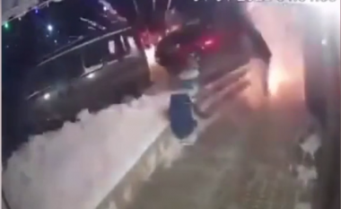 Burri në Rusi ndezi fishekzjarret brenda pallatit – i shpërthejnë në duar me të dalur jashtë