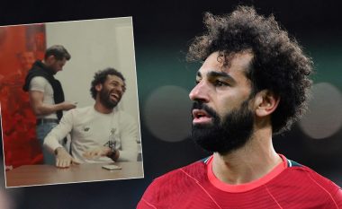 Salah duke qeshur në mes të bllokadave për kontratën e re dhe postimi i koduar i agjentit të tij - por çfarë do të thotë kjo?