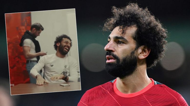Salah duke qeshur në mes të bllokadave për kontratën e re dhe postimi i koduar i agjentit të tij – por çfarë do të thotë kjo?