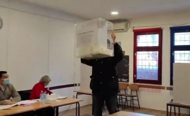 Referendumi në Serbi, politikani serb theu kutinë e votimit – ai u arrestua, pamjet janë bërë virale në internet