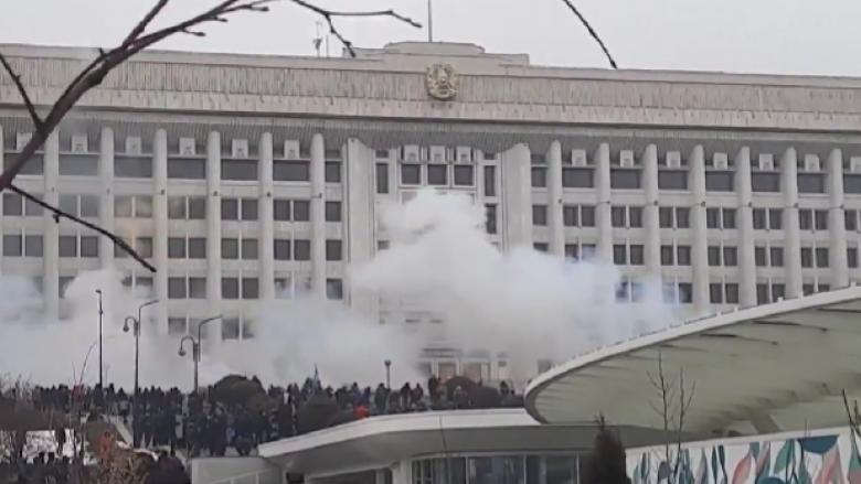 Nuk mjafton as dorëheqja e qeverisë së Kazakistanit, protestuesit djegin zyrën e kryetarit të Almatyt