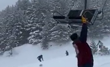 Një person përfundon duke u mbajtur me duar në ski-lift