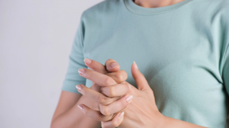 Një mjek tregon të vërtetën në lidhje me kërcitjen e gishtave