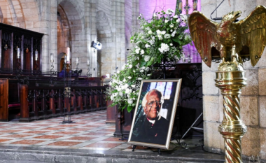Afrika e Jugut i jep lamtumirën heroit kundër aparteidit, Desmond Tutu