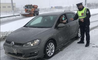 Ferizaj, për një javë patrullat e policisë me rroba civile dhe uniforma shqiptojnë rreth 1,600 gjoba në trafik