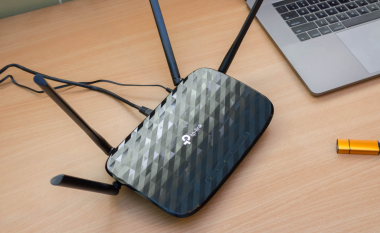 Mbuloje shtëpinë apo zyrën me internet të shpejtë – routeri me 4 antena vjen me zbritje!