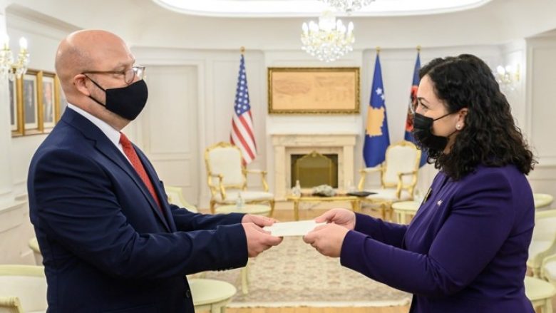 Osmani pranon letrat kredenciale nga ambasadori amerikan Hovenier: S’gjeni aleat më besnik se Kosova