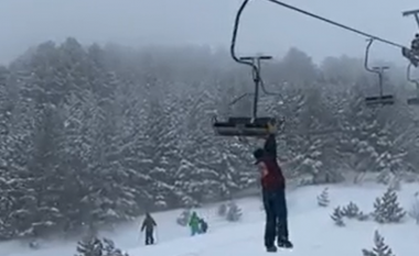 Një person në Brezovicë mbetet në një situatë të vështirë duke u mbajtur për ski-lift