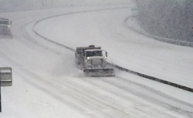 Shkaktoi bllokim të udhëtimeve dhe la 130,000 njerëz pa energji elektrike: Pamje që tregojnë reshjet e dendura të borës, në një pjesë të madhe të SHBA-së
