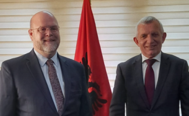 Ambasadorët Minxhozi dhe Hovenier flasin për zhvillimet politike në Kosovë