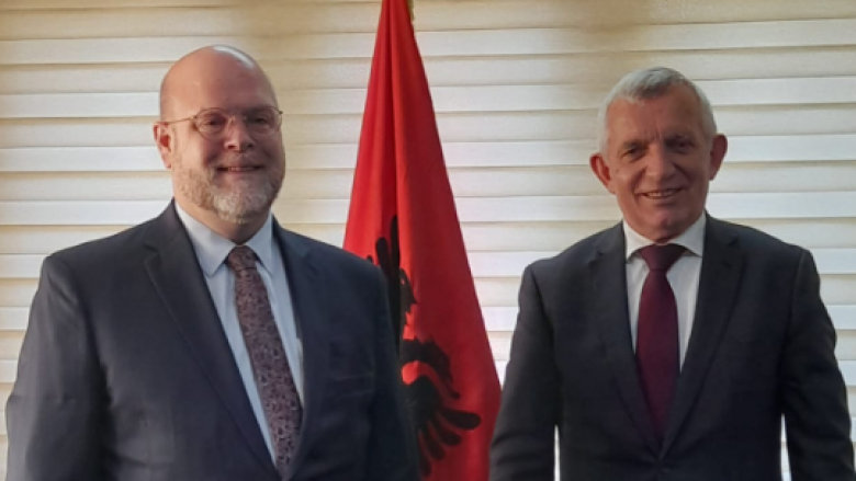 Ambasadorët Minxhozi dhe Hovenier flasin për zhvillimet politike në Kosovë