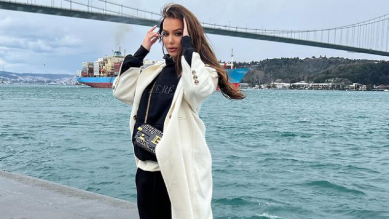 Ana Kabashi duket atraktive dhe me shumë stil në pozat e reja nga pushimet në Stamboll