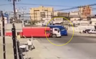 Përplasje e frikshme ndërmjet një kamioni të Coca-Cola dhe një të Pepsi në Venezuelë – më së keqi e pëson një kalimtar