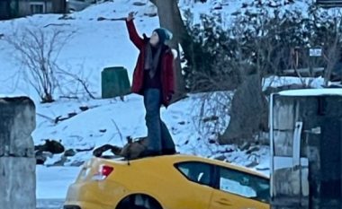 Gruaja “gjeti guximin” të bënte selfie nga vetura që po fundosej përmes akullit në një lumë në Kanada