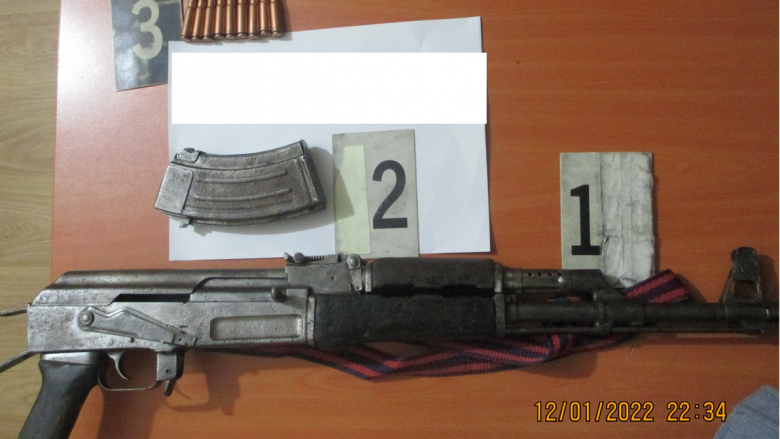 Arrestohet i dyshuari për dhunë në familje në Isniq, policia i gjen në shtëpi një AK-47