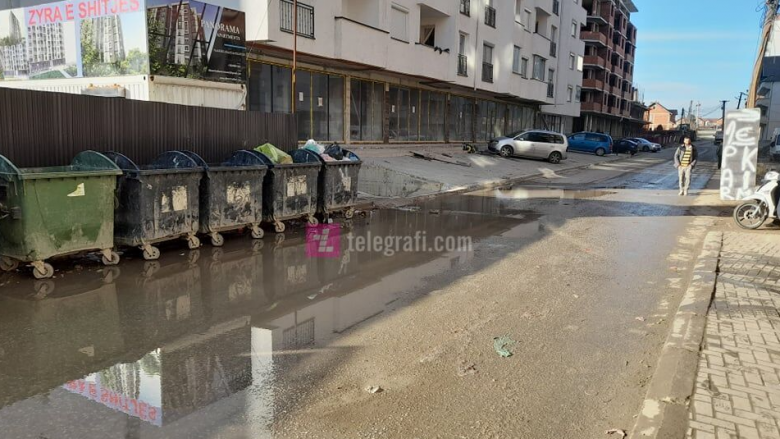 Shpërtheu kanalizimi para një muaji dhe askush nuk intervenoi, banorët e Fushë Kosovës në telashe nga ujërat e zeza
