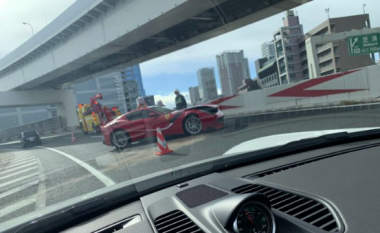 Viti nuk mbaroi mirë për pronarin e një Ferrari F12tdf në Japoni