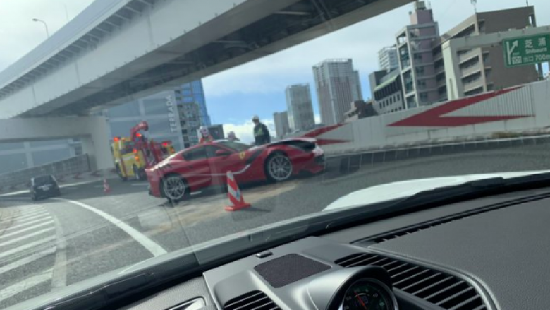 Viti nuk mbaroi mirë për pronarin e një Ferrari F12tdf në Japoni