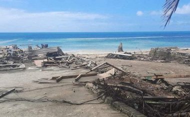 Rrëfimi i burrit që notoi në det më shumë se një ditë për t’i mbijetuar cunamit në Tonga