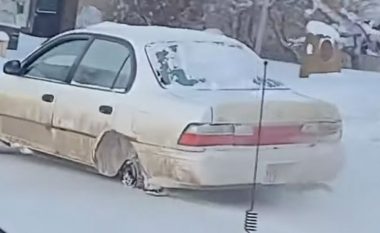 Kësaj Toyota Corolla i nevojiten vetëm tri rrota për të vozitur në borë