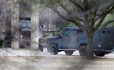 Detaje të reja rreth ngjarjes, policia në Teksas po negocion me burrin që duket se ka marrë të paktën katër pengje në një sinagogë