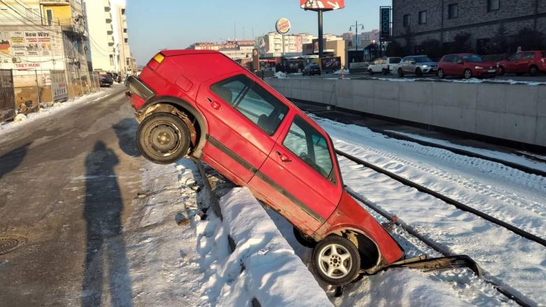 Me Golf 2 bie në kanalin afër hekurudhës, dënohet shoferi dhe mirëmbajtësi i rrugës në Ferizaj