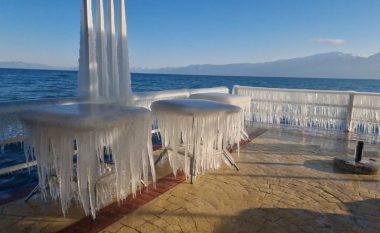 Temperaturat e ulëta shndërrojnë akullin në vepër arti në qytetin e Pogradecit