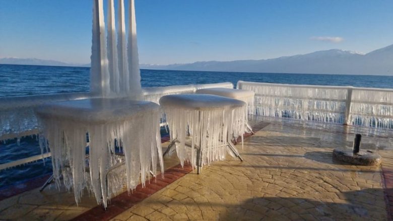 Temperaturat e ulëta shndërrojnë akullin në vepër arti në qytetin e Pogradecit