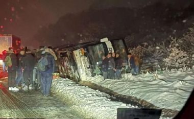Qeveria: Në aksidentin në Serbi janë nëntë udhëtarë të lënduar
