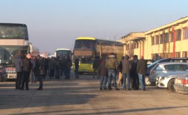 Serbët nga Kosova nisen me autobusë për të votuar në Serbi, kolona në Jarinje dhe Merdare