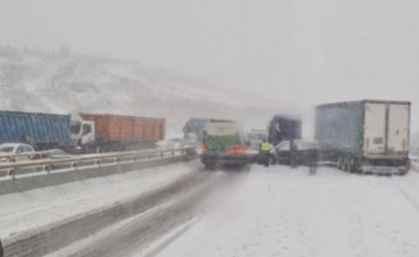 Vazhdojnë reshjet e borës në të gjithë vendin, mbyllet autostrada Millandovc – Shtip