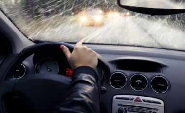 Reshjet e borës, policia apelon te shoferët për kujdes gjatë vozitjes