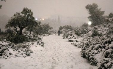 Jerusalemi u bë i bardhë pas reshjeve të rralla të borës